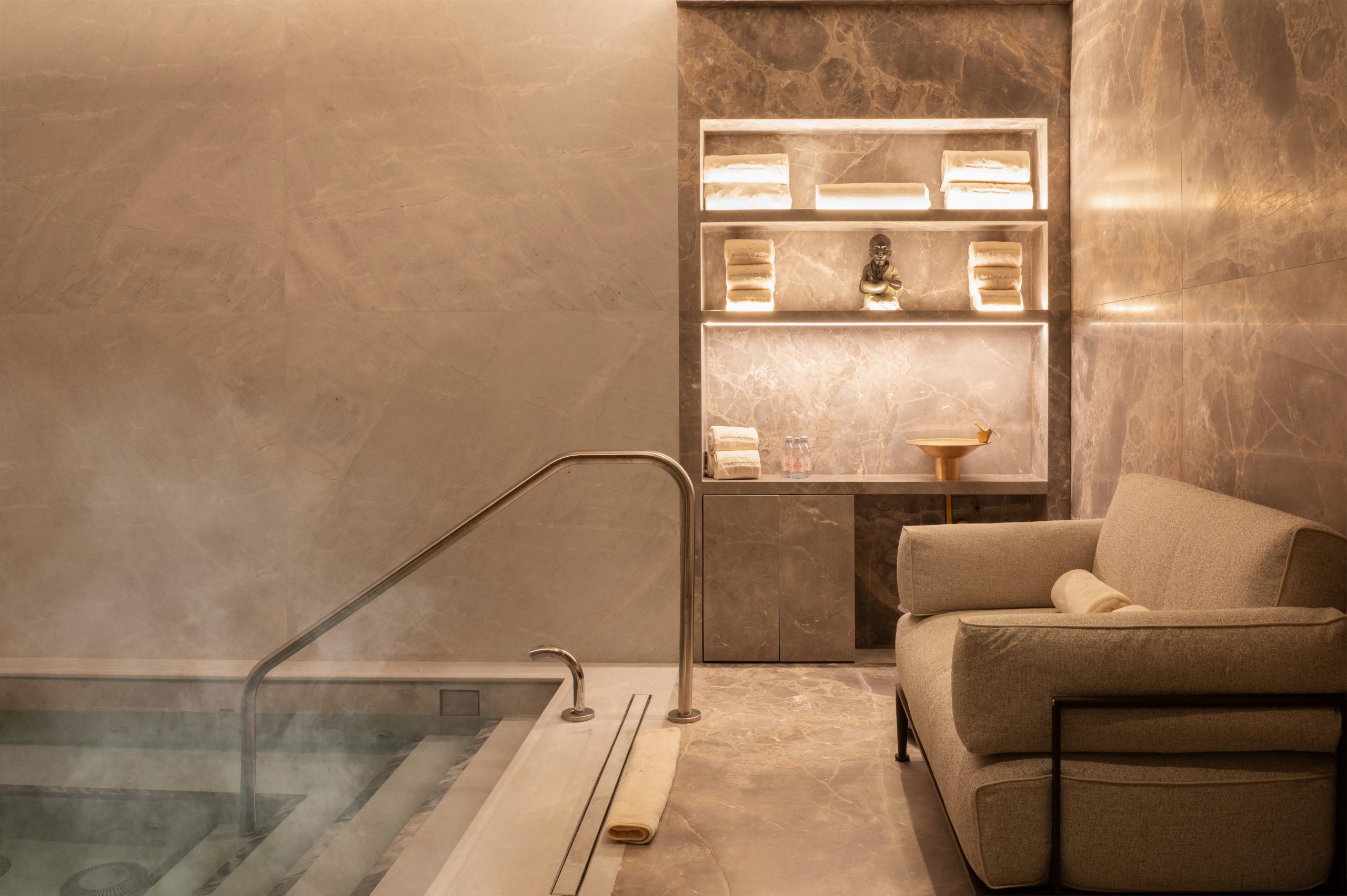 Private spa with jacuzzi, hammam, sauna