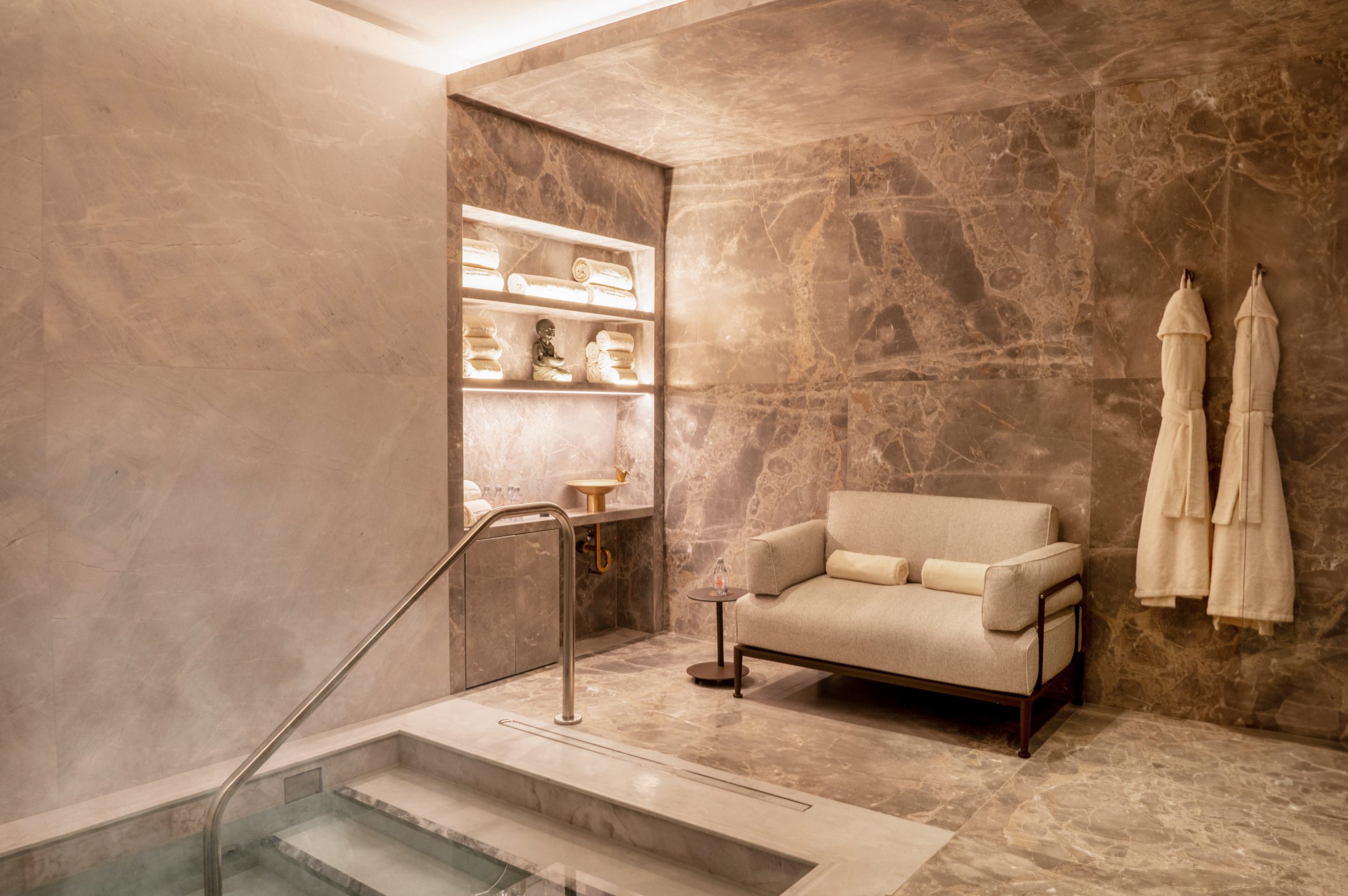 Private spa with jacuzzi, hammam, sauna