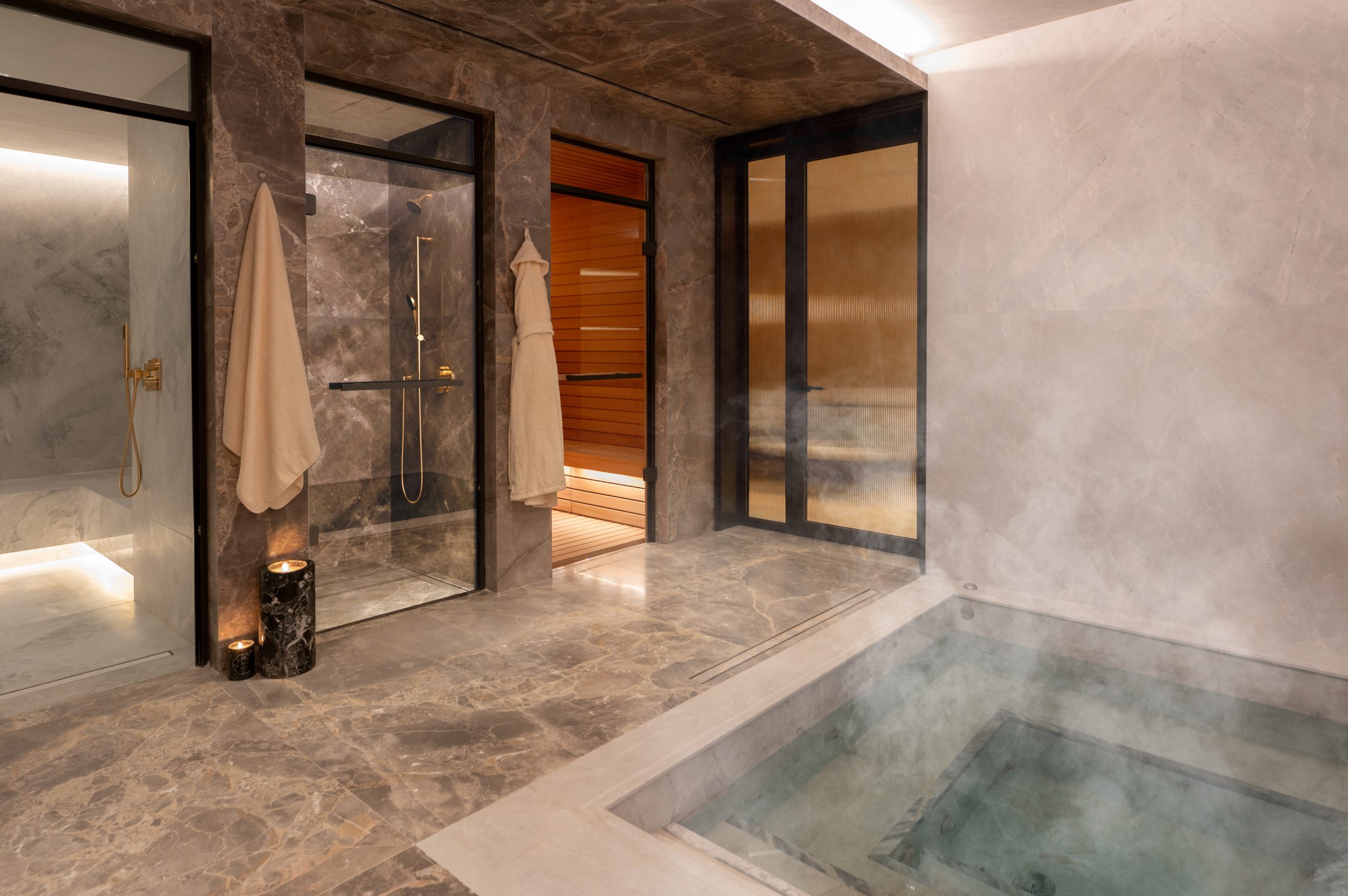 Private spa with jacuzzi, hammam, sauna