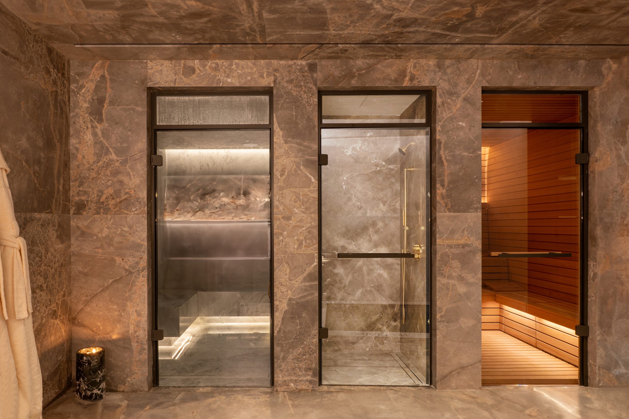 Private spa with jacuzzi, hammam, sauna